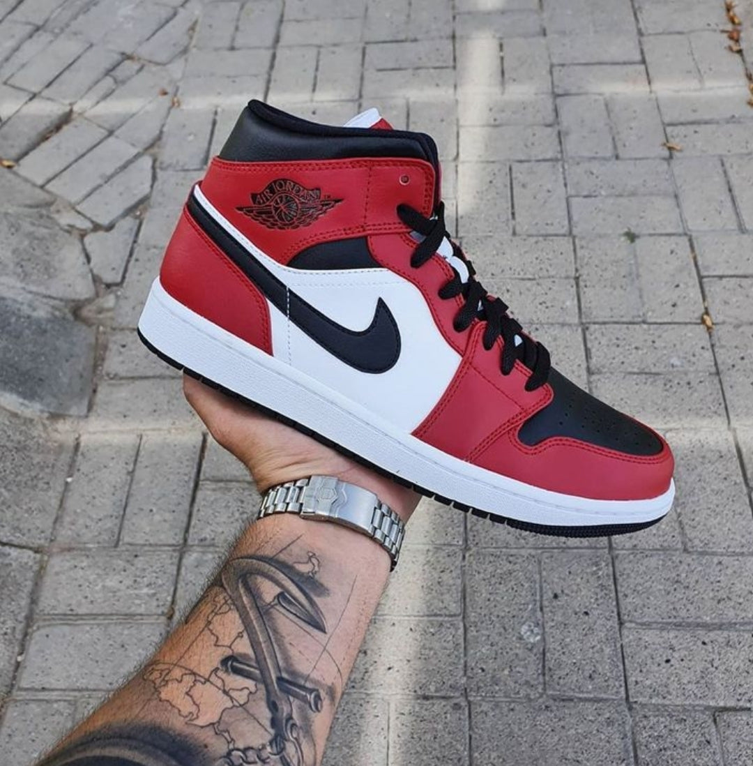 Air Jordan 1 Mid "Chicago Toe"