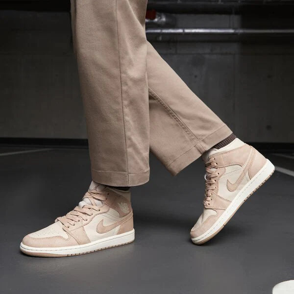 Air Jordan 1 Mid "Legend Light Brown"