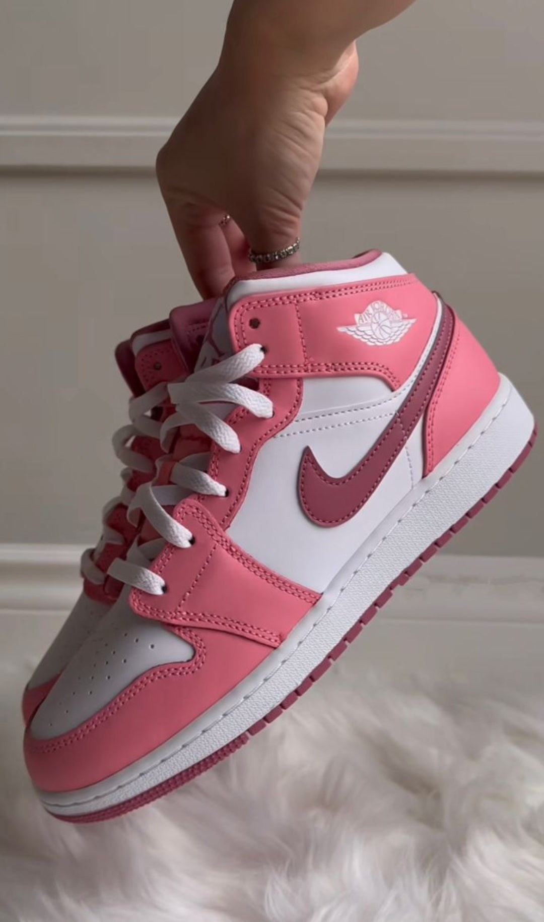 Air Jordan 1 Mid "Valentines Day"