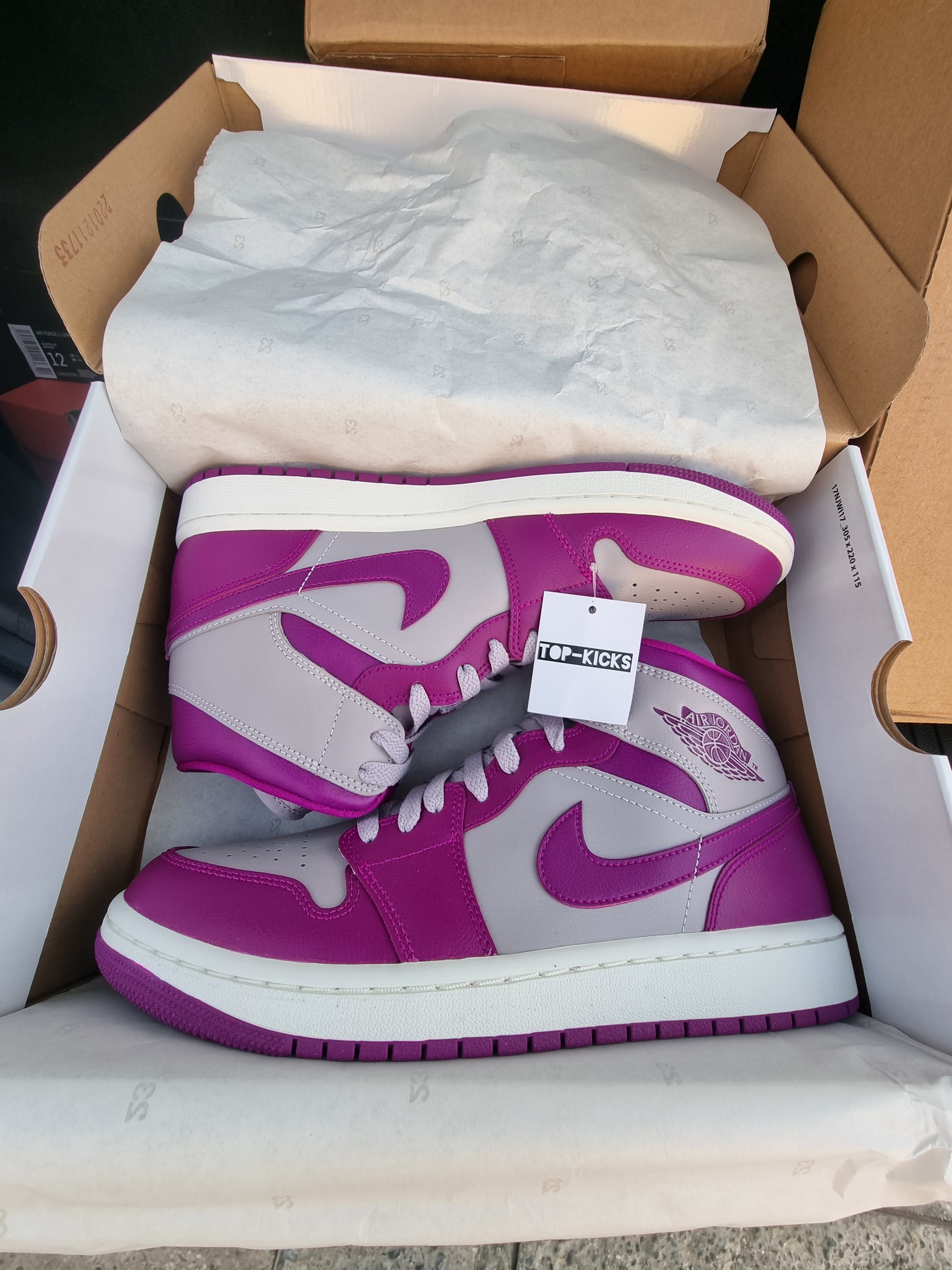 Air jordan best sale magenta mid