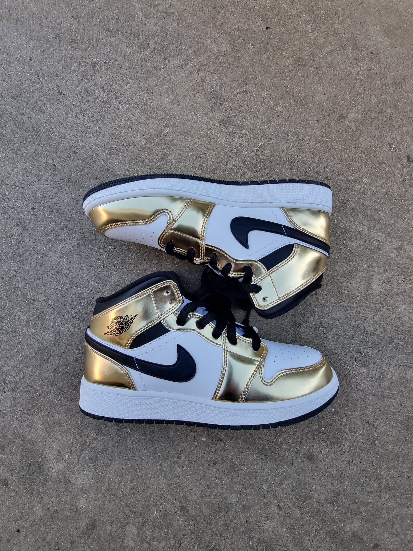 Air Jordan 1 Mid “Metallic Gold”