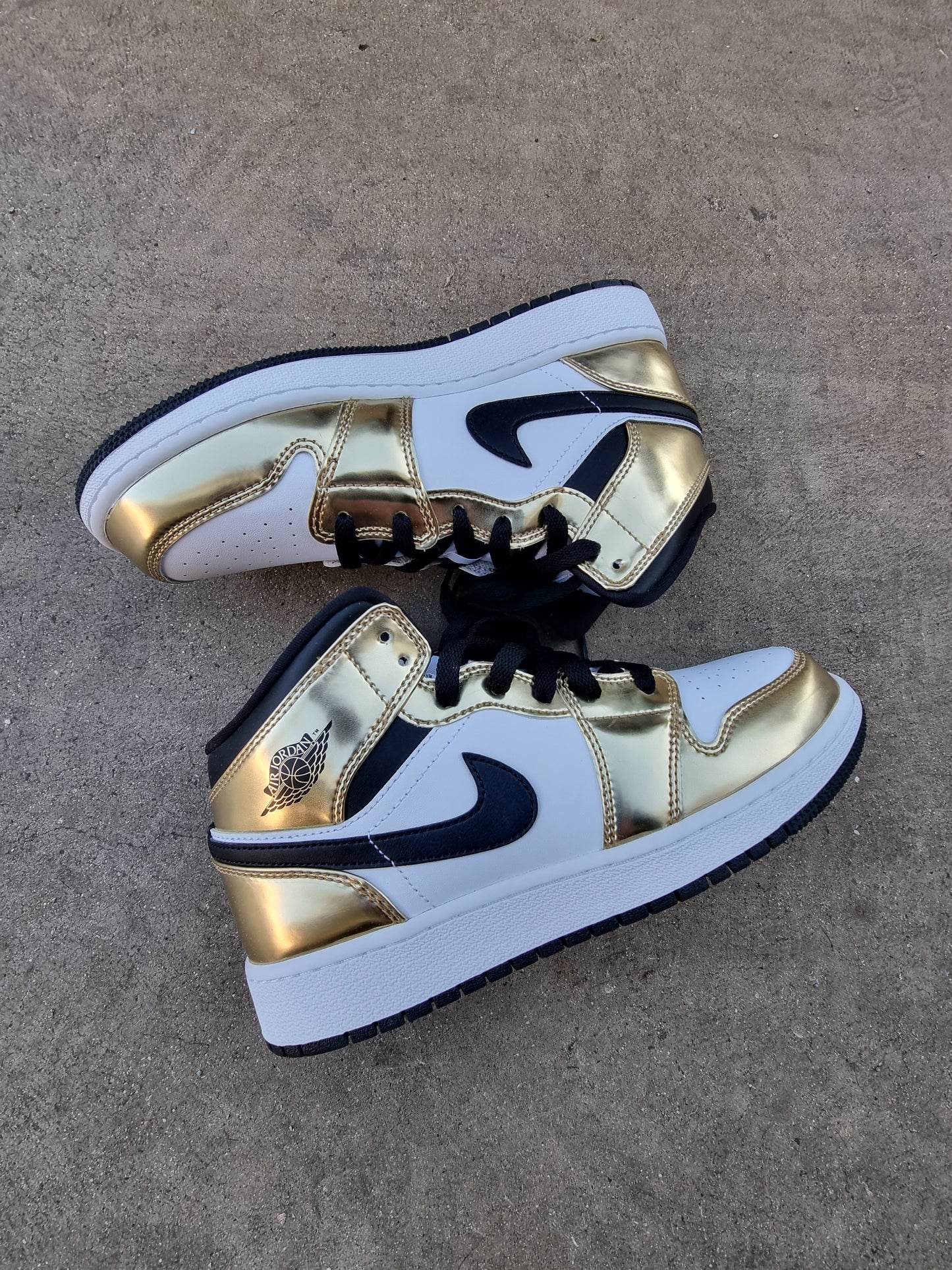 Air Jordan 1 Mid "Metallic Gold"