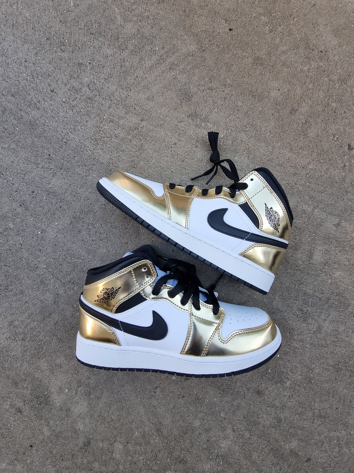 Air Jordan 1 Mid "Metallic Gold"