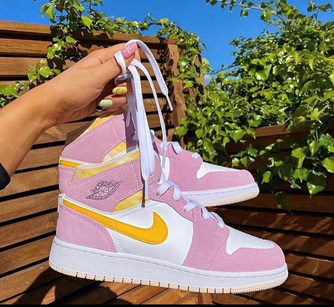 Air Jordan 1 Mid SE "Arctic Pink"